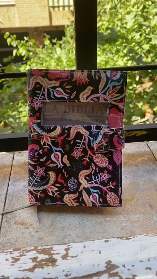 📖✨ Una nueva forma de cuidar y llevar tu Biblia ✨  Os presento estas fundas para la Biblia, hechas para protegerla y darle un toque único y 