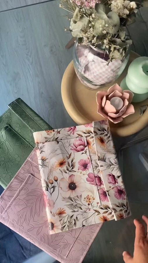 Un detalle que marca la diferencia ✨  Hoy os enseño nuestras carpetas grandes, pero quiero que os fijéis en un detalle muy especial… 👀🤍  📱 ¡